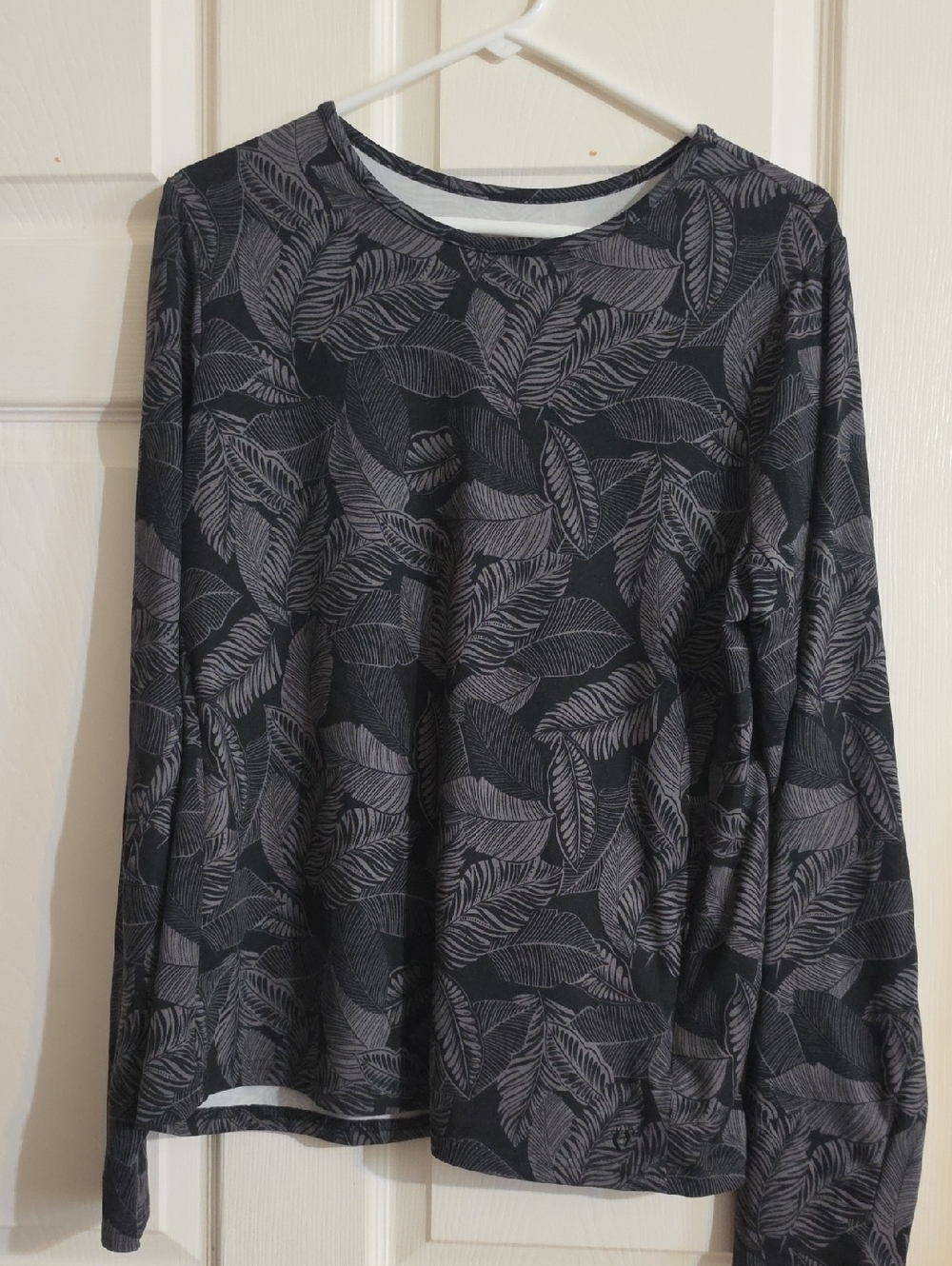 Hang Ten Gray and Black Leaf-Print Sun Shirt